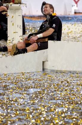 Weltmeister Oliver Roggisch (Deutschland) hat es sich mit dem Weltmeisterpokal auf dem Podium bequem gemacht Handball WM Herren WM 2007, Länderspiel, Nationalteam, Finale, Endspiel, Nationaltrikot Einzelbild Sieg, Sieger Köln Glück Freude, Handball WM Herren WM 2007, Länderspiel, Nationalteam, Finale, Endspiel, Nationaltrikot Einzelbild Sieg, Sieger Köln Glück Freude,