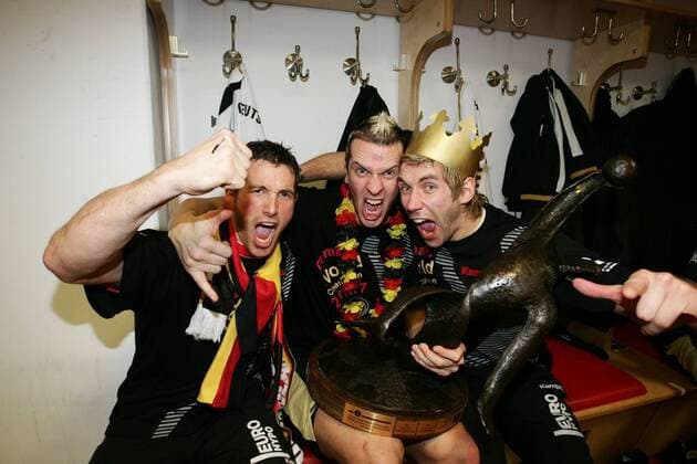 Torsten Jansen (li.), Pascal Hens (Mitte) und Stefan Schröder (alle Deutschland) - Weltmeister 2007 Handball WM Herren WM 2007, Länderspiel, Nationalteam, Endspiel, Finale, Sieg, Sieger, Weltmeister Gruppe Feier, feiern, Siegesfeier, Kabine, Umkleide Köln, Kabinenfeier, Umkleidekabine Freude, Begeisterung, Handball WM Herren WM 2007, Länderspiel, Nationalteam, Endspiel, Finale, Sieg, Sieger, Weltmeister Gruppe Feier, feiern, Siegesfeier, Kabine, Umkleide Köln, Kabinenfeier, Umkleidekabine Freude, Begeisterung,
