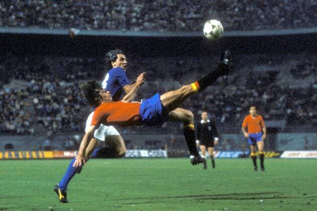 Bernardo Migueli (Spanien, vorn) - Fallrückzieher, dahinter Roberto Bettega (Italien) Fußball Länderspiel Herren EM 1980, Nationalmannschaft, Nationaltrikot, Gruppe B, Italien - Spanien 0:0 Gruppe Mailand Dynamik, Höhe, Fußball Länderspiel Herren EM 1980, Nationalmannschaft, Nationaltrikot, Gruppe B, Italien - Spanien 0:0 Gruppe Mailand Dynamik, Höhe,