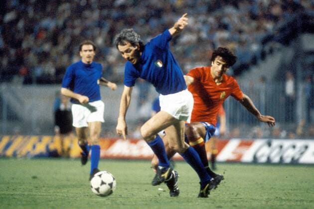 Roberto Bettega (Italien, vorn) setzt sich gegen Jose Alesanco (Spanien, re.) durch Fußball Länderspiel Herren EM 1980, Nationalmannschaft, Nationaltrikot, Gruppe B, Italien - Spanien 0:0 Gruppe Mailand Dynamik, Fußball Länderspiel Herren EM 1980, Nationalmannschaft, Nationaltrikot, Gruppe B, Italien - Spanien 0:0 Gruppe Mailand Dynamik,