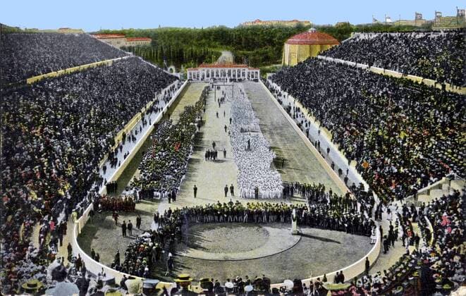 Das ausverkaufte Panathinaikos Stadion in Athen während der Eröffnungsfeier der ersten neuzeitlichen Sommerspiele 1896 - Leichtathletik OS Sommer Herren Olympische Spiele 1896, Sommerspiele, Eröffnung, Eröffnungsfeier, Feier, Zeremonie, Vneg Totale Panathinaikon Panathinaiko Kallimarmaron Athen Leichtathletik OS Sommer Herren Olympische Spiele 1896, Sommerspiele, Eröffnung, Eröffnungsfeier, Feier, Zeremonie, Vneg Totale Panathinaikon Panathinaiko Kallimarmaron Athen