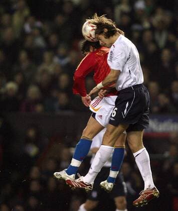 Jonathan Woodgate (England, re.) gegen David Villa (Spanien) - Fußball Länderspiel Herren Freundschaftsspiel 2007, Test, Testspiel, Nationalteam, Nationaltrikot, England - Spanien 0:1 Gruppe Manchester Dynamik, Fußball Länderspiel Herren Freundschaftsspiel 2007, Test, Testspiel, Nationalteam, Nationaltrikot, England - Spanien 0:1 Gruppe Manchester Dynamik,