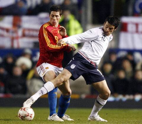 Joey Barton (England, re.) gegen Fernando Torres (Spanien) - EDITORIAL USE ONLY. No use with unauthorised audio, video, data, fixture lists, club league logos or live services. Online in-match use limited to 120 images, no video emulation. No use in betting, games or single club league player publications. Fußball Herren Länderspiel 2007, Freundschaftsspiel, Test, Testspiel, England - Spanien 0:1 Gruppe Manchester Fußball Herren Länderspiel 2007, Freundschaftsspiel, Test, Testspiel, England - Spanien 0:1 Gruppe Manchester