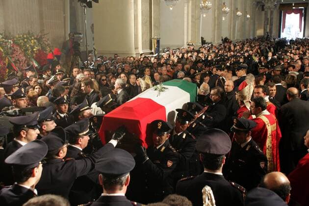 Der Sarg von Polizist Filippo Raciti (Italien) wird von seinen Arbeitskollegen, unter großer Anteilnahme der Öffentlichkeit, zu Grabe getragen - Fußball Herren Beerdigung von Filippo Raciti 2007, Abschied, Trauer, Todesfall, gestorben, Trauerfall, Tod, tot, Totale Trauergäste Catania Fußball Herren Beerdigung von Filippo Raciti 2007, Abschied, Trauer, Todesfall, gestorben, Trauerfall, Tod, tot, Totale Trauergäste Catania