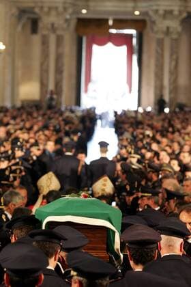 Der Sarg von Polizist Filippo Raciti (Italien) wird von seinen Arbeitskollegen, unter großer Anteilnahme der Öffentlichkeit, zu Grabe getragen - Fußball Herren Beerdigung von Filippo Raciti 2007, Abschied, Trauer, Todesfall, gestorben, Trauerfall, Tod, tot, Totale Trauergäste Catania Fußball Herren Beerdigung von Filippo Raciti 2007, Abschied, Trauer, Todesfall, gestorben, Trauerfall, Tod, tot, Totale Trauergäste Catania