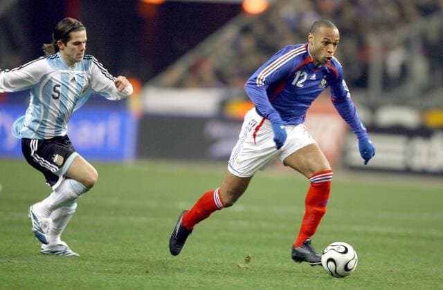 Thierry Henry (Frankreich, re.) vorfolgt von Fernando Gago (Argentinien) - (pan18700) Fußball Länderspiel Herren Freundschaftsspiel 2007, Testspiel, Test, Nationalteam, Frankreich - Argentinien 0:1, Nationaltrikot Gruppe Paris Dynamik, Fußball Länderspiel Herren Freundschaftsspiel 2007, Testspiel, Test, Nationalteam, Frankreich - Argentinien 0:1, Nationaltrikot Gruppe Paris Dynamik,