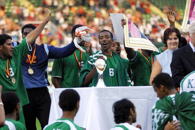 Siegerehrung INAS FID WM 2006: Weltmeister Saudi Arabien feiert mit dem Pokal Fußball Länderspiel Herren INAS FID WM 2006 für Menschen mit Behinderung, Nationalteam, Nationaltrikot Vdig Gruppe Finale, Endspiel Leverkusen Freude, Begeisterung, Fußball Länderspiel Herren INAS FID WM 2006 für Menschen mit Behinderung, Nationalteam, Nationaltrikot Vdig Gruppe Finale, Endspiel Leverkusen Freude, Begeisterung,