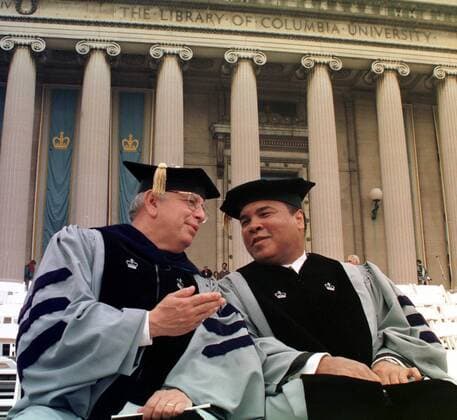 Muhammad Ali (re.) und NBA Commissioner David J. Stern (beide USA) auf der Treppe zur Columbia University Law Library im Gespräch - (NYP99051908) Boxen Herren Boxsport 1999, Profiboxen, NBA, Basketball Gruppe New York, NY, N Y Boxen Herren Boxsport 1999, Profiboxen, NBA, Basketball Gruppe New York, NY, N Y