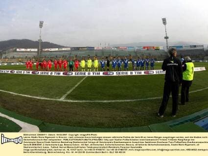 Leeres Stadio Mario Rigamonti in Brescia - nach schweren Ausschreitungen müssen zahlreiche Partien der Serie B vor leeren Rängen ausgetragen werden, weil die Stadien nicht den Sicherheitsvorschriften entsprechen - Fußball Herren Serie B 2006 2007, 2. Italienische Liga, Brescia Calcio - AS Bari, o0 Sicherheit, Sicherheitsnormen, Totale Stadio Mario Rigamonti, o0 Stadionsicherheit, Brescia, o0 fehlende Sicherheitsstandards, Leere, Fußball Herren Serie B 2006 2007, 2. Italienische Liga, Brescia Calcio - AS Bari, o0 Sicherheit, Sicherheitsnormen, Totale Stadio Mario Rigamonti, o0 Stadionsicherheit, Brescia, o0 fehlende Sicherheitsstandards, Leere,