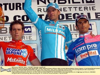 Siegerehrung Gran Premio Costa degli Etruschi 2007: Sieger Alessandro Petacchi (Milram, Mitte) zwischen Gabriele Balducci (Acqua e Sapone, li.) und Daniele Bennati (Lampre alle Italien) - Radsport Herren GP Costa degli Etruschi 2007, Grand Premio, Straßenradsport, Straße, Rad, Gruppe Donoratico Freude, Radsport Herren GP Costa degli Etruschi 2007, Grand Premio, Straßenradsport, Straße, Rad, Gruppe Donoratico Freude,