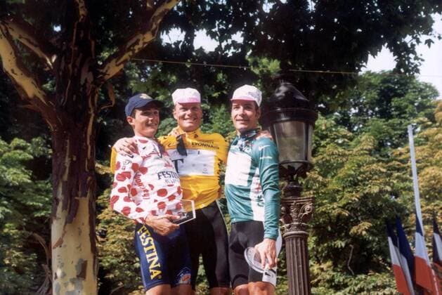 Siegerehrung Tour de France 1996: Gesamtsieger Bjarne Riis (Dänemark, Mitte) gemeinsam mit dem Sprintbesten Erik Zabel (Deutschland beide Telekom) und dem Sieger der Bergwertung Richard Virenque (Frankreich Festina) - Radsport Herren Tour de France 1996, Straßenradsport, Straße, Rad, Toursieg, Toursieger Gruppe Gesamtsieger, Bergtrikot Paris, Champs Elysees, Elysee Freude, Radsport Herren Tour de France 1996, Straßenradsport, Straße, Rad, Toursieg, Toursieger Gruppe Gesamtsieger, Bergtrikot Paris, Champs Elysees, Elysee Freude,