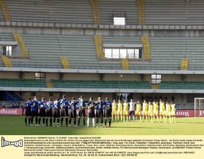 Schweigeminute vor der Serie A Partie AC Chievo Verona gegen Inter Mailand für den bei Ausschreitungen getöteten Polizisten Filippo Raciti - die Partie findet wegen fehlender Sicherheitsstandards unter Zuschauerausschluss statt - Fußball Herren Serie A, 1. Italienische Liga, Sicherheit, Stadionsicherheit, Sicherheitsnormen, erhöht, erhöhte Totale Bentegodi Stadion, Geisterspiel, o0 2006 2007 Verona, FC Internazionale Fußball Herren Serie A, 1. Italienische Liga, Sicherheit, Stadionsicherheit, Sicherheitsnormen, erhöht, erhöhte Totale Bentegodi Stadion, Geisterspiel, o0 2006 2007 Verona, FC Internazionale