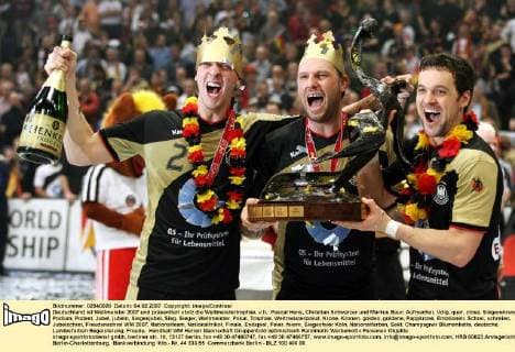 Deutschland ist Weltmeister 2007 und präsentiert stolz die Weltmeistertrophäe, v.li.: Pascal Hens, Christian Schwarzer und Markus Baur Handball WM Herren WM 2007, Nationalteam, Nationaltrikot, Finale, Endspiel, Feier, feiern, Siegesfeier Gruppe Blumenkette, deutsche, Landesfarben Köln, Nationalfarben, Sekt, Champagner Begeisterung, Freude, Handball WM Herren WM 2007, Nationalteam, Nationaltrikot, Finale, Endspiel, Feier, feiern, Siegesfeier Gruppe Blumenkette, deutsche, Landesfarben Köln, Nationalfarben, Sekt, Champagner Begeisterung, Freude,