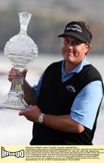 Phil Mickelson (USA), Sieger der AT&T Pebble Beach National Pro Am 2007, präsentiert stolz seine Trophäe - (pbp2007021114) Golf Herren AT&T Pebble Beach National Pro Am 2007, ProAm, PGA Tour, AT & T Einzelbild Pebble Beach Freude, Golf Herren AT&T Pebble Beach National Pro Am 2007, ProAm, PGA Tour, AT & T Einzelbild Pebble Beach Freude,