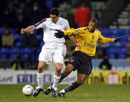 Tal Ben Haim (Bolton, li.) gegen Julio Cesar Baptista (Arsenal) - EDITORIAL USE ONLY. No use with unauthorised audio, video, data, fixture lists, club league logos or live services. Online in-match use limited to 120 images, no video emulation. No use in betting, games or single club league player publications. Fußball Herren FA Cup 2006 2007, Englischer Pokal, Pokalspiel, English Premier League, 1. Englische Liga Gruppe Bolton Wanderers - Arsenal FC London Bolton Fußball Herren FA Cup 2006 2007, Englischer Pokal, Pokalspiel, English Premier League, 1. Englische Liga Gruppe Bolton Wanderers - Arsenal FC London Bolton