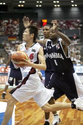 Ryota Sakurai (Japan, li.) gegen Ruben Douglas (Panama) - Basketball WM Herren WM 2006, Länderspiel, Nationalteam, Gruppe B, Nationaltrikot, Japan - Panama 78:61, Vdig Gruppe Hiroshima Dynamik, Basketball WM Herren WM 2006, Länderspiel, Nationalteam, Gruppe B, Nationaltrikot, Japan - Panama 78:61, Vdig Gruppe Hiroshima Dynamik,