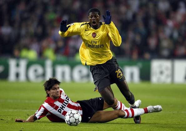 Manuel da Costa (Eindhoven, li.) gegen Emmanuel Adebayor (Arsenal) - EDITORIAL USE ONLY. No use with unauthorised audio, video, data, fixture lists, club league logos or live services. Online in-match use limited to 120 images, no video emulation. No use in betting, games or single club league player publications. Fußball EC 1 Herren Champions League 2006 2007, PSV Eindhoven - Arsenal FC London Gruppe Eindhoven Dynamik, Kampf, Fußball EC 1 Herren Champions League 2006 2007, PSV Eindhoven - Arsenal FC London Gruppe Eindhoven Dynamik, Kampf,