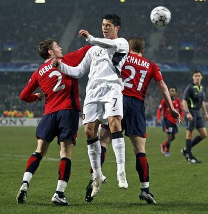 Cristiano Ronaldo (Manchester United, Mitte) gegen Mathieu Debuchy (li.) und Matthieu Chalme (beide Lille) - EDITORIAL USE ONLY. No use with unauthorised audio, video, data, fixture lists, club league logos or live services. Online in-match use limited to 120 images, no video emulation. No use in betting, games or single club league player publications. Fußball EC 1 Herren Champions League 2006 2007, OSC Lille - Manchester United, ManU Gruppe Lille Dynamik, Fußball EC 1 Herren Champions League 2006 2007, OSC Lille - Manchester United, ManU Gruppe Lille Dynamik,