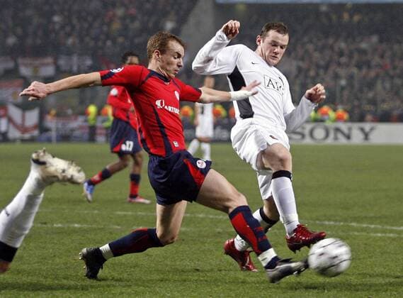 Matthieu Chalme (Lille, li.) gegen Wayne Rooney (Manchester United) - EDITORIAL USE ONLY. No use with unauthorised audio, video, data, fixture lists, club league logos or live services. Online in-match use limited to 120 images, no video emulation. No use in betting, games or single club league player publications. Fußball EC 1 Herren Champions League 2006 2007, OSC Lille - Manchester United, ManU Gruppe Lille Dynamik, Fußball EC 1 Herren Champions League 2006 2007, OSC Lille - Manchester United, ManU Gruppe Lille Dynamik,