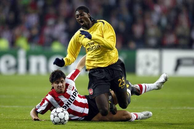 Emmanuel Adebayor (Arsenal, re.) gegen Manuel da Costa (Eindhoven) - EDITORIAL USE ONLY. No use with unauthorised audio, video, data, fixture lists, club league logos or live services. Online in-match use limited to 120 images, no video emulation. No use in betting, games or single club league player publications. Fußball EC 1 Herren Champions League 2006 2007, PSV Eindhoven - Arsenal FC London Gruppe Eindhoven Dynamik, Fußball EC 1 Herren Champions League 2006 2007, PSV Eindhoven - Arsenal FC London Gruppe Eindhoven Dynamik,