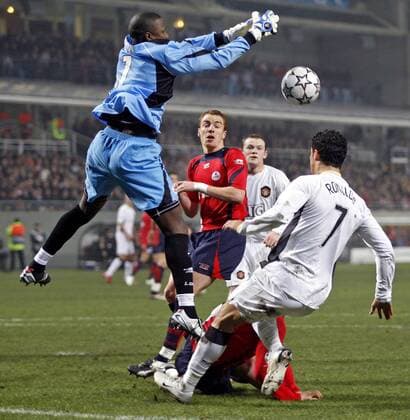 Torwart Tony Sylva (Lille, li.) gegen Cristiano Ronaldo (Manchester United) - EDITORIAL USE ONLY. No use with unauthorised audio, video, data, fixture lists, club league logos or live services. Online in-match use limited to 120 images, no video emulation. No use in betting, games or single club league player publications. Fußball EC 1 Herren Champions League 2006 2007, OSC Lille - Manchester United, ManU Gruppe Lille Dynamik, Abwehr, Fußball EC 1 Herren Champions League 2006 2007, OSC Lille - Manchester United, ManU Gruppe Lille Dynamik, Abwehr,