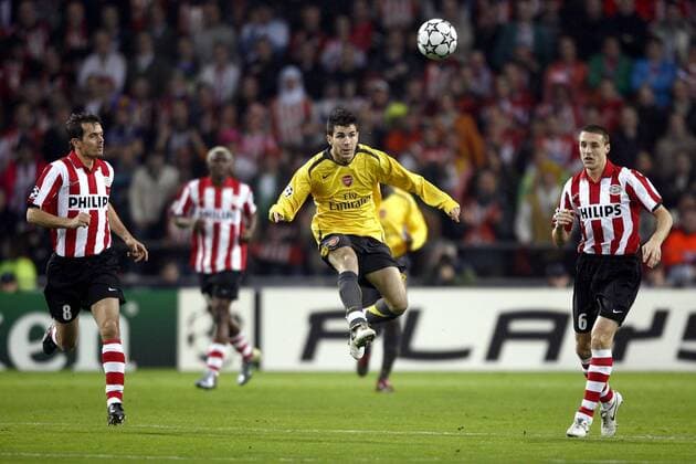 Cesc Fabregas (Arsenal, Mitte) am Ball, daneben Phillip Cocu (li.) und Timmy Simons (beide Eindhoven) - EDITORIAL USE ONLY. No use with unauthorised audio, video, data, fixture lists, club league logos or live services. Online in-match use limited to 120 images, no video emulation. No use in betting, games or single club league player publications. Fußball EC 1 Herren Champions League 2006 2007, PSV Eindhoven - Arsenal FC London Gruppe Eindhoven Dynamik, Fußball EC 1 Herren Champions League 2006 2007, PSV Eindhoven - Arsenal FC London Gruppe Eindhoven Dynamik,