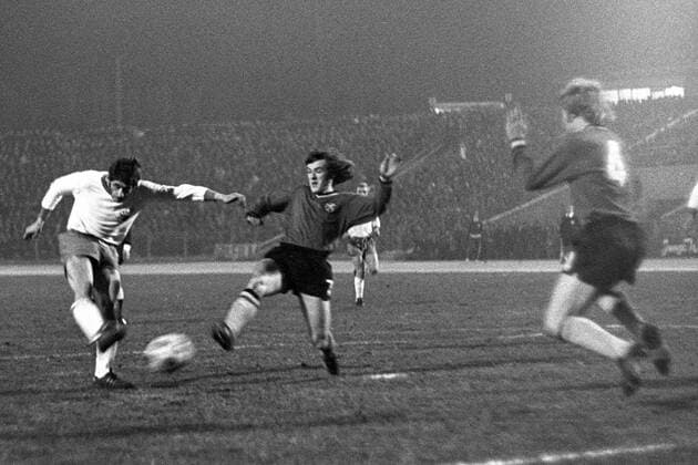Hans Bert Matoul (li., DDR) zieht ab Fußball Länderspiel Herren Freundschaftsspiel 1974, Test, Testspiel, Nationalteam, Nationaltrikot, DDR - Belgien 1:0, Vneg, Vsw Gruppe Berlin Dynamik, Fußball Länderspiel Herren Freundschaftsspiel 1974, Test, Testspiel, Nationalteam, Nationaltrikot, DDR - Belgien 1:0, Vneg, Vsw Gruppe Berlin Dynamik,