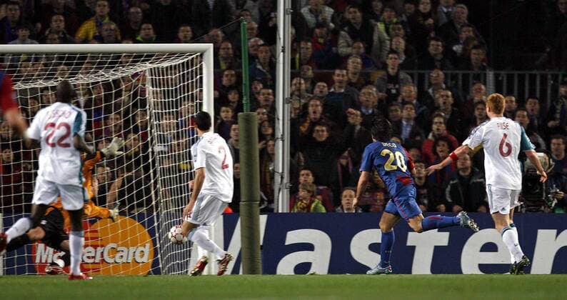 Deco (FC Barcelona, 2.v.re.) erzielt das 1:0 - EDITORIAL USE ONLY. No use with unauthorised audio, video, data, fixture lists, club league logos or live services. Online in-match use limited to 120 images, no video emulation. No use in betting, games or single club league player publications. Fußball EC 1 Herren Champions League 2006 2007, FC Barcelona - FC Liverpool 1:2 Totale Barcelona Dynamik, Fußball EC 1 Herren Champions League 2006 2007, FC Barcelona - FC Liverpool 1:2 Totale Barcelona Dynamik,