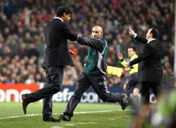 Trainer Frank Rijkaard (FC Barcelona, li.) wird in seiner Wut vom vierten Offiziellen Ioannis Tsachilidis (Griechenland) im Zaum gehalten, während Trainerkollege Rafael Benitez (FC Liverpool) Anweisungen gibt - (pan18955) Fußball EC 1 Herren Champions League 2006 2007, FC Barcelona - FC Liverpool 1:2, Barca, Achtelfinale Gruppe Barcelona Wut, Spannung, Fußball EC 1 Herren Champions League 2006 2007, FC Barcelona - FC Liverpool 1:2, Barca, Achtelfinale Gruppe Barcelona Wut, Spannung,