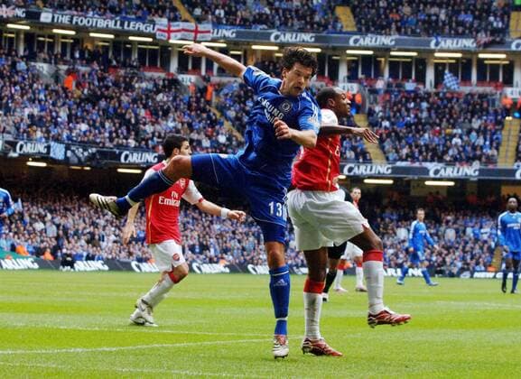 Michael Ballack (Chelsea, li.) gegen Gilberto Silva (Arsenal) - Fußball Herren Carling Cup 2006 2007, Englischer Pokal, Pokalspiel, Ligapokal, League, Finale, Endspiel, Gruppe London Dynamik, Fußball Herren Carling Cup 2006 2007, Englischer Pokal, Pokalspiel, Ligapokal, League, Finale, Endspiel, Gruppe London Dynamik,