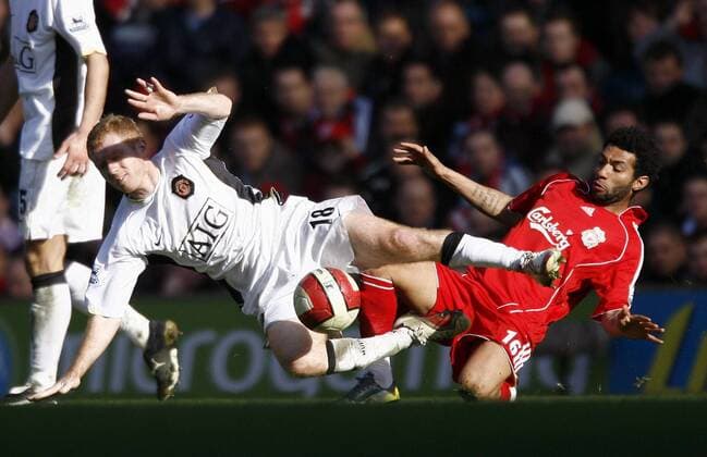 Paul Scholes (Manchester United, li.) gegen Jermaine Pennant (Liverpool) - EDITORIAL USE ONLY. No use with unauthorised audio, video, data, fixture lists, club league logos or live services. Online in-match use limited to 120 images, no video emulation. No use in betting, games or single club league player publications. Fußball Herren English Premier League 2006 2007, 1. Englische Liga, Liverpool FC - Manchester United 0:1, ManU Gruppe Liverpool Dynamik, Kampf, Fußball Herren English Premier League 2006 2007, 1. Englische Liga, Liverpool FC - Manchester United 0:1, ManU Gruppe Liverpool Dynamik, Kampf,