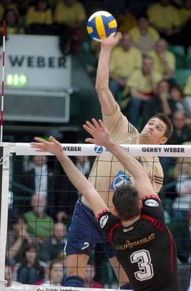 Lukas Divis (Friedrichshafen, obenauf) gegen Vojislav Skoric (Moers) Volleyball 1. BL Herren Pokalfinale 2006 2007, Pokal, Pokalspiel, Finale, Endspiel, Pokalendspiel o0 DVV Gruppe Halle Westfalen Volleyball 1. BL Herren Pokalfinale 2006 2007, Pokal, Pokalspiel, Finale, Endspiel, Pokalendspiel o0 DVV Gruppe Halle Westfalen
