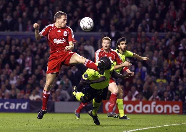 Craig Bellamy (Liverpool, li.) gegen Lilian Thuram (FC Barcelona) - EDITORIAL USE ONLY. No use with unauthorised audio, video, data, fixture lists, club league logos or live services. Online in-match use limited to 120 images, no video emulation. No use in betting, games or single club league player publications. Fußball EC 1 Herren Champions League 2006 2007, FC Liverpool - FC Barcelona, Barca Gruppe Liverpool Dynamik, Kampf, Fußball EC 1 Herren Champions League 2006 2007, FC Liverpool - FC Barcelona, Barca Gruppe Liverpool Dynamik, Kampf,