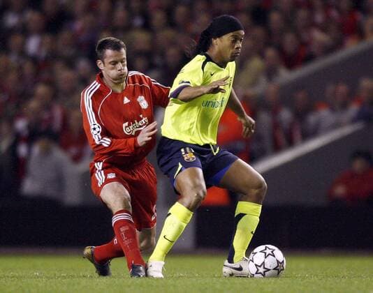 Ronaldinho (FC Barcelona, re.) gegen Jamie Carragher (Liverpool) - EDITORIAL USE ONLY. No use with unauthorised audio, video, data, fixture lists, club league logos or live services. Online in-match use limited to 120 images, no video emulation. No use in betting, games or single club league player publications. Fußball EC 1 Herren Champions League 2006 2007, FC Liverpool - FC Barcelona, Barca Gruppe Liverpool Fußball EC 1 Herren Champions League 2006 2007, FC Liverpool - FC Barcelona, Barca Gruppe Liverpool