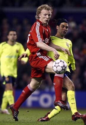 Dirk Kuyt (Liverpool, li.) gegen Rafael Marquez (FC Barcelona) - EDITORIAL USE ONLY. No use with unauthorised audio, video, data, fixture lists, club league logos or live services. Online in-match use limited to 120 images, no video emulation. No use in betting, games or single club league player publications. Fußball EC 1 Herren Champions League 2006 2007, FC Liverpool - FC Barcelona, Barca Gruppe Liverpool Dynamik, Fußball EC 1 Herren Champions League 2006 2007, FC Liverpool - FC Barcelona, Barca Gruppe Liverpool Dynamik,