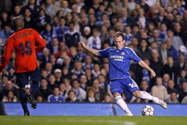 Arjen Robben (Chelsea, re.) trifft zum 1:1 gegen Paulo Assuncao (FC Porto) - EDITORIAL USE ONLY. No use with unauthorised audio, video, data, fixture lists, club league logos or live services. Online in-match use limited to 120 images, no video emulation. No use in betting, games or single club league player publications. Fußball EC 1 Herren Champions League 2006 2007, FC Chelsea London - FC Porto 2:1 Gruppe o0 Achtelfinale London Dynamik, Fußball EC 1 Herren Champions League 2006 2007, FC Chelsea London - FC Porto 2:1 Gruppe o0 Achtelfinale London Dynamik,