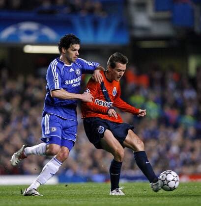 Michael Ballack (Chelsea, li.) gegen Marek Cech (FC Porto) - EDITORIAL USE ONLY. No use with unauthorised audio, video, data, fixture lists, club league logos or live services. Online in-match use limited to 120 images, no video emulation. No use in betting, games or single club league player publications. Fußball EC 1 Herren Champions League 2006 2007, FC Chelsea London - FC Porto 2:1 Gruppe o0 Achtelfinale London Dynamik, Fußball EC 1 Herren Champions League 2006 2007, FC Chelsea London - FC Porto 2:1 Gruppe o0 Achtelfinale London Dynamik,