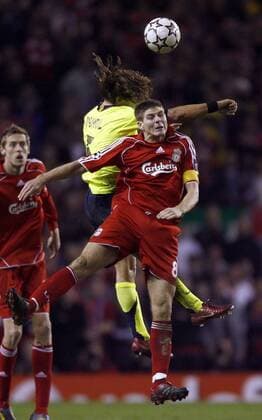 Steven Gerrard (Liverpool, vorn) gegen Carles Puyol (FC Barcelona) - EDITORIAL USE ONLY. No use with unauthorised audio, video, data, fixture lists, club league logos or live services. Online in-match use limited to 120 images, no video emulation. No use in betting, games or single club league player publications. Fußball EC 1 Herren Champions League 2006 2007, Liverpool FC - FC Barcelona 0:1, Barca Gruppe o0 Achtelfinale Liverpool Dynamik, Kampf Fußball EC 1 Herren Champions League 2006 2007, Liverpool FC - FC Barcelona 0:1, Barca Gruppe o0 Achtelfinale Liverpool Dynamik, Kampf
