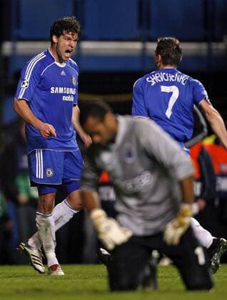 Michael Ballack (li.) und Andriy Shevchenko (beide Chelsea) - Torjubel, vorn der enttäuschte Torwart Helton (FC Porto) - EDITORIAL USE ONLY. No use with unauthorised audio, video, data, fixture lists, club league logos or live services. Online in-match use limited to 120 images, no video emulation. No use in betting, games or single club league player publications. Fußball EC 1 Herren Champions League 2006 2007, FC Chelsea London - FC Porto 2:1 Gruppe o0 Achtelfinale London Freude, Begeisterung Fußball EC 1 Herren Champions League 2006 2007, FC Chelsea London - FC Porto 2:1 Gruppe o0 Achtelfinale London Freude, Begeisterung