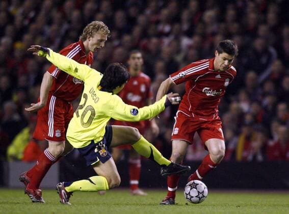 Xabi Alonso (Liverpool, re.) gegen Deco (FC Barcelona) - EDITORIAL USE ONLY. No use with unauthorised audio, video, data, fixture lists, club league logos or live services. Online in-match use limited to 120 images, no video emulation. No use in betting, games or single club league player publications. Fußball EC 1 Herren Champions League 2006 2007, Liverpool FC - FC Barcelona 0:1, Barca Gruppe o0 Achtelfinale Liverpool Dynamik, Fußball EC 1 Herren Champions League 2006 2007, Liverpool FC - FC Barcelona 0:1, Barca Gruppe o0 Achtelfinale Liverpool Dynamik,