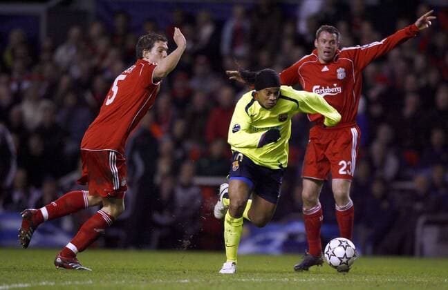 Ronaldinho (FC Barcelona, Mitte) gegen Daniel Agger (li.) und Jamie Carragher (beide Liverpool) - EDITORIAL USE ONLY. No use with unauthorised audio, video, data, fixture lists, club league logos or live services. Online in-match use limited to 120 images, no video emulation. No use in betting, games or single club league player publications. Fußball EC 1 Herren Champions League 2006 2007, Liverpool FC - FC Barcelona 0:1, Barca Gruppe o0 Achtelfinale Liverpool Dynamik, Fußball EC 1 Herren Champions League 2006 2007, Liverpool FC - FC Barcelona 0:1, Barca Gruppe o0 Achtelfinale Liverpool Dynamik,