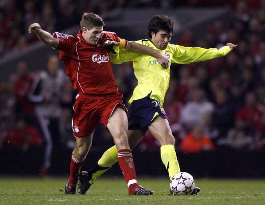 Deco (FC Barcelona, re.) gegen Steven Gerrard (Liverpool) - EDITORIAL USE ONLY. No use with unauthorised audio, video, data, fixture lists, club league logos or live services. Online in-match use limited to 120 images, no video emulation. No use in betting, games or single club league player publications. Fußball EC 1 Herren Champions League 2006 2007, Liverpool FC - FC Barcelona 0:1, Barca Gruppe o0 Achtelfinale Liverpool Dynamik, Fußball EC 1 Herren Champions League 2006 2007, Liverpool FC - FC Barcelona 0:1, Barca Gruppe o0 Achtelfinale Liverpool Dynamik,