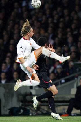 Philippe Mexes (AS Rom, li.) gegen Fred (Lyon) - (pan19187) Fußball EC 1 Herren Champions League 2006 2007, Olympique Lyonnais - AS Rom 0:2, OL, Roma Gruppe o0 Achtelfinale Lyon Dynamik, Höhe, Kampf Fußball EC 1 Herren Champions League 2006 2007, Olympique Lyonnais - AS Rom 0:2, OL, Roma Gruppe o0 Achtelfinale Lyon Dynamik, Höhe, Kampf