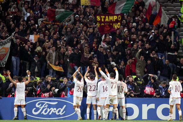 Spieler des AS Rom feiern mit ihren Fans den Viertelfinaleinzug - (pan19187) Fußball EC 1 Herren Champions League 2006 2007, AS Rom, Roma, hinten, Rücken, Rückansicht, Totale Schriftzug, Industrie, Automobilindustrie, winken Lyon, Fotograf, Sportfotograf o0 Achtelfinale Begeisterung, Freude, Fußball EC 1 Herren Champions League 2006 2007, AS Rom, Roma, hinten, Rücken, Rückansicht, Totale Schriftzug, Industrie, Automobilindustrie, winken Lyon, Fotograf, Sportfotograf o0 Achtelfinale Begeisterung, Freude,