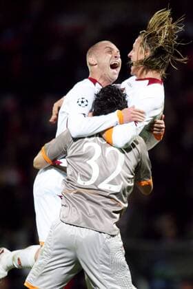 Schlußjubel AS Rom, v.li.: Daniele de Rossi, Torwart Doni und Philippe Mexes - (pan19187) Fußball EC 1 Herren Champions League 2006 2007, AS Rom, Roma Gruppe o0 Achtelfinale Lyon Begeisterung, Freude, Fußball EC 1 Herren Champions League 2006 2007, AS Rom, Roma Gruppe o0 Achtelfinale Lyon Begeisterung, Freude,