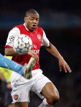 Julio Baptista (Arsenal London) im Duell - EDITORIAL USE ONLY. No use with unauthorised audio, video, data, fixture lists, club league logos or live services. Online in-match use limited to 120 images, no video emulation. No use in betting, games or single club league player publications. Fußball EC 1 Herren Champions League 2006 2007, Arsenal FC London Einzelbild o0 Achtelfinale London Dynamik, Fußball EC 1 Herren Champions League 2006 2007, Arsenal FC London Einzelbild o0 Achtelfinale London Dynamik,