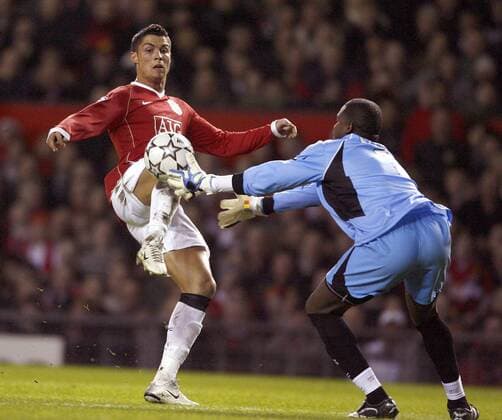 Cristiano Ronaldo (Manchester United, li.) gegen Torwart Tony Sylva (Lille) - EDITORIAL USE ONLY. No use with unauthorised audio, video, data, fixture lists, club league logos or live services. Online in-match use limited to 120 images, no video emulation. No use in betting, games or single club league player publications. Fußball EC 1 Herren Champions League 2006 2007, Manchester United - OSC Lille, Manu Gruppe o0 Achtelfinale Manchester Dynamik, Fußball EC 1 Herren Champions League 2006 2007, Manchester United - OSC Lille, Manu Gruppe o0 Achtelfinale Manchester Dynamik,