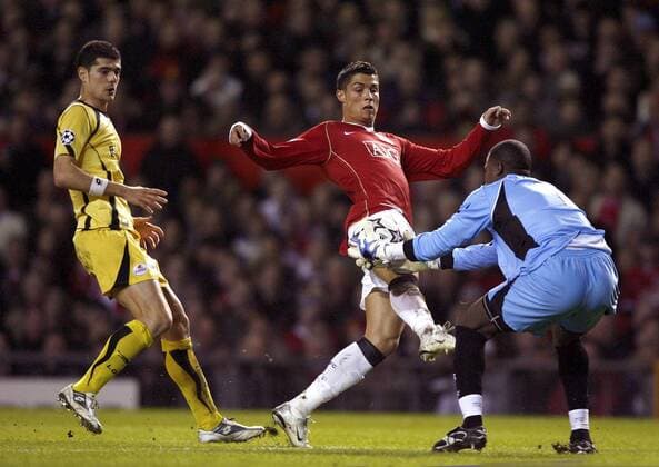 Cristiano Ronaldo (Manchester United, Mitte) gegen Torwart Tony Sylva (Lille) - EDITORIAL USE ONLY. No use with unauthorised audio, video, data, fixture lists, club league logos or live services. Online in-match use limited to 120 images, no video emulation. No use in betting, games or single club league player publications. Fußball EC 1 Herren Champions League 2006 2007, Manchester United - OSC Lille, Manu Gruppe o0 Achtelfinale Manchester Dynamik, Fußball EC 1 Herren Champions League 2006 2007, Manchester United - OSC Lille, Manu Gruppe o0 Achtelfinale Manchester Dynamik,