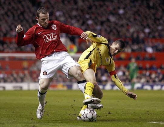 Wayne Rooney (Manchester United, li.) gegen Gregory Tafforeau (Lille) - EDITORIAL USE ONLY. No use with unauthorised audio, video, data, fixture lists, club league logos or live services. Online in-match use limited to 120 images, no video emulation. No use in betting, games or single club league player publications. Fußball EC 1 Herren Champions League 2006 2007, Manchester United - OSC Lille, Manu Gruppe o0 Achtelfinale Manchester Dynamik, Fußball EC 1 Herren Champions League 2006 2007, Manchester United - OSC Lille, Manu Gruppe o0 Achtelfinale Manchester Dynamik,