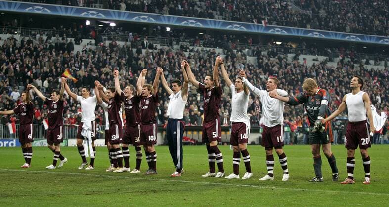 Schlussjubel Bayern - v.re. Hasan Salihamidzic, Torwart Oliver Kahn, Lukas Podolski, Claudio Pizarro, Daniel van Buyten, Roy Makaay, Andreas Görlitz, Bastian Schweinsteiger, Owen Hargreaves, Lucio, Willy Sagnol und Martin Demichelis Fußball EC 1 Herren Champions League 2006 2007, FC Bayern München Totale Achtelfinale München Freude, Fußball EC 1 Herren Champions League 2006 2007, FC Bayern München Totale Achtelfinale München Freude,